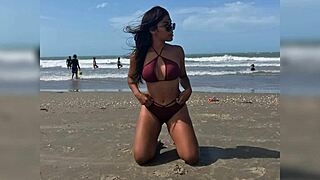 Gostosa out here hustling.