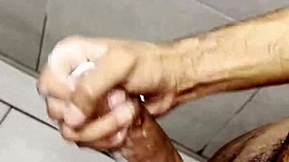 The latina amateur masturbates in the gym bathroom, screaming during her first time