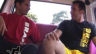 Atores Pornôs Convencem Frentista Gostosa A Gravar Orgy With Shemale And Monster Cock