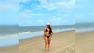 Gostosa out here hustling.