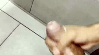 The latina amateur masturbates in the gym bathroom, screaming during her first time