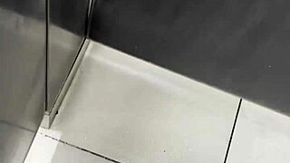 The latina amateur masturbates in the gym bathroom, screaming during her first time