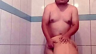 llega mi novio cansado y le doy un rico baño de mojada lechosa una vez más lo convencí siendo regalada para que me atraviese