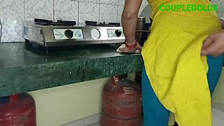 किचन में नहीं चोद सकते देवर जी सासू मां आ जाएगी रूम में चलते हैं