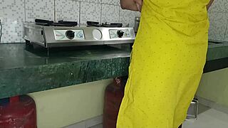 किचन में नहीं चोद सकते देवर जी सासू मां आ जाएगी रूम में चलते हैं