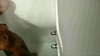 ANA MILLER E KTAL EM BANHO A DOIS