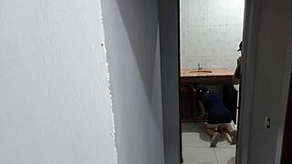 esposa traindo com encanador no banheiro
