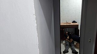 esposa traindo com encanador no banheiro