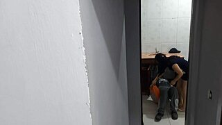 esposa traindo com encanador no banheiro