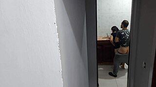 esposa traindo com encanador no banheiro