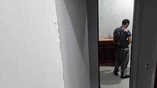 esposa traindo com encanador no banheiro