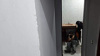 esposa traindo com encanador no banheiro