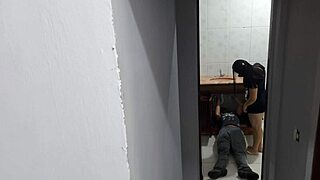 esposa traindo com encanador no banheiro