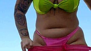 Os machos não param de me olhar na praia, é tão excitante 😍