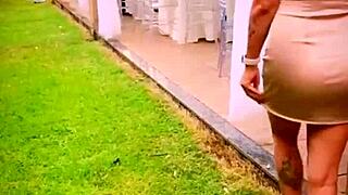 Esposa Casual Se Exibindo No Casamento Da Amiga