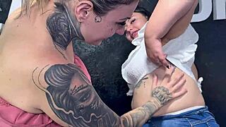fui ao studio de tatuagem para fazer uma tattoo igual a da anitta e acabei sendo fodida pela tatuadora