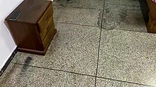 Ensenandole a mi hijastra para que tenga sexo con su novio