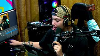 Mari Avila Shows Body to Ruan in Podcast Barraco