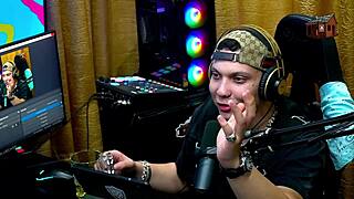 Mari Avila Shows Body to Ruan in Podcast Barraco