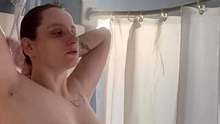 Ivy19921 enjoys a relaxing shower scene
