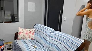 Dona de casa se exibe para técnico da internet