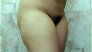 Hindi sex story bathroom me ungli se chudai