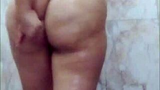 Hindi sex story bathroom me ungli se chudai