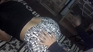 Le bajo la calza y froto mi pene contra ella