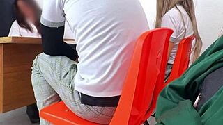 maestra mexicana poniendo examen extraordinario a estudiantes en el salón hay otra manera de pasar maestra les pide cuerpo para pasar la materia