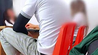 maestra mexicana poniendo examen extraordinario a estudiantes en el salón hay otra manera de pasar maestra les pide cuerpo para pasar la materia