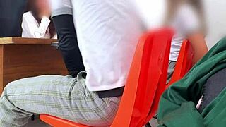 maestra mexicana poniendo examen extraordinario a estudiantes en el salón hay otra manera de pasar maestra les pide cuerpo para pasar la materia