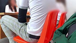 maestra mexicana poniendo examen extraordinario a estudiantes en el salón hay otra manera de pasar maestra les pide cuerpo para pasar la materia