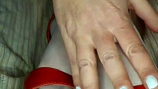 scarpette rosse e calze di seta bianche da togliere lentamente