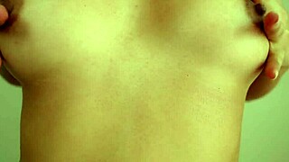 morena en leggings rasgados se sienta en la polla de su gymbro- tara rico