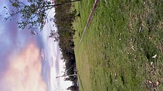 Queria Orinar En El Bosque Y Logre Convencer A Mi Mejor Amiga Para Hacer Un Video Porno Casi Nos Pillan A Medio Palo