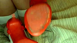 scarpette rosse e calze di seta bianche da togliere lentamente