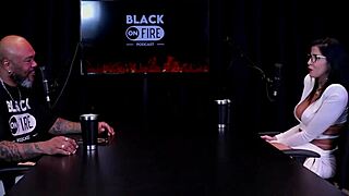 Apresentou cliente a amiga, ela leva a sério, fotos só de calcinha censuradas - Leticia Braga.