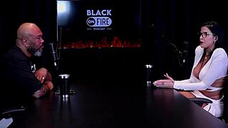 Apresentou cliente a amiga, ela leva a sério, fotos só de calcinha censuradas - Leticia Braga.