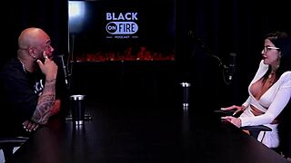 Apresentou cliente a amiga, ela leva a sério, fotos só de calcinha censuradas - Leticia Braga.