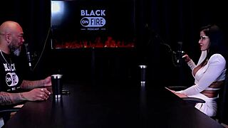 Apresentou cliente a amiga, ela leva a sério, fotos só de calcinha censuradas - Leticia Braga.