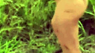 Argentinian curvy wife flaunts natural tits on voyeur campo paseo!