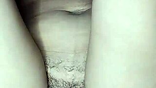 joven latina se masturba con coño peludo hasta correrse en crema