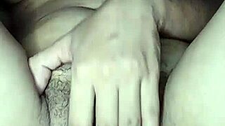 joven latina se masturba con coño peludo hasta correrse en crema