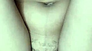 joven latina se masturba con coño peludo hasta correrse en crema