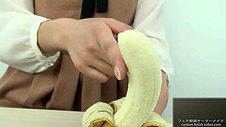 I get turned on by this girl's hand crushing a banana fetish