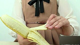 I get turned on by this girl's hand crushing a banana fetish
