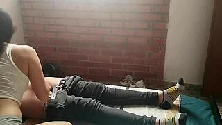 Jovencita Cachonda Me Masturba Y Me Saca La Leche Con Su Boca