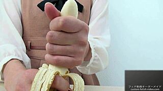 I get turned on by this girl's hand crushing a banana fetish