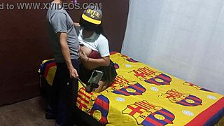 encontre a mi madrastra grabandose eroticamente en mi departamento luego me pidio ayuda para completar el video porno real casero