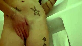 पेटाइट एमी एंजेल शावर में चूत मसलती